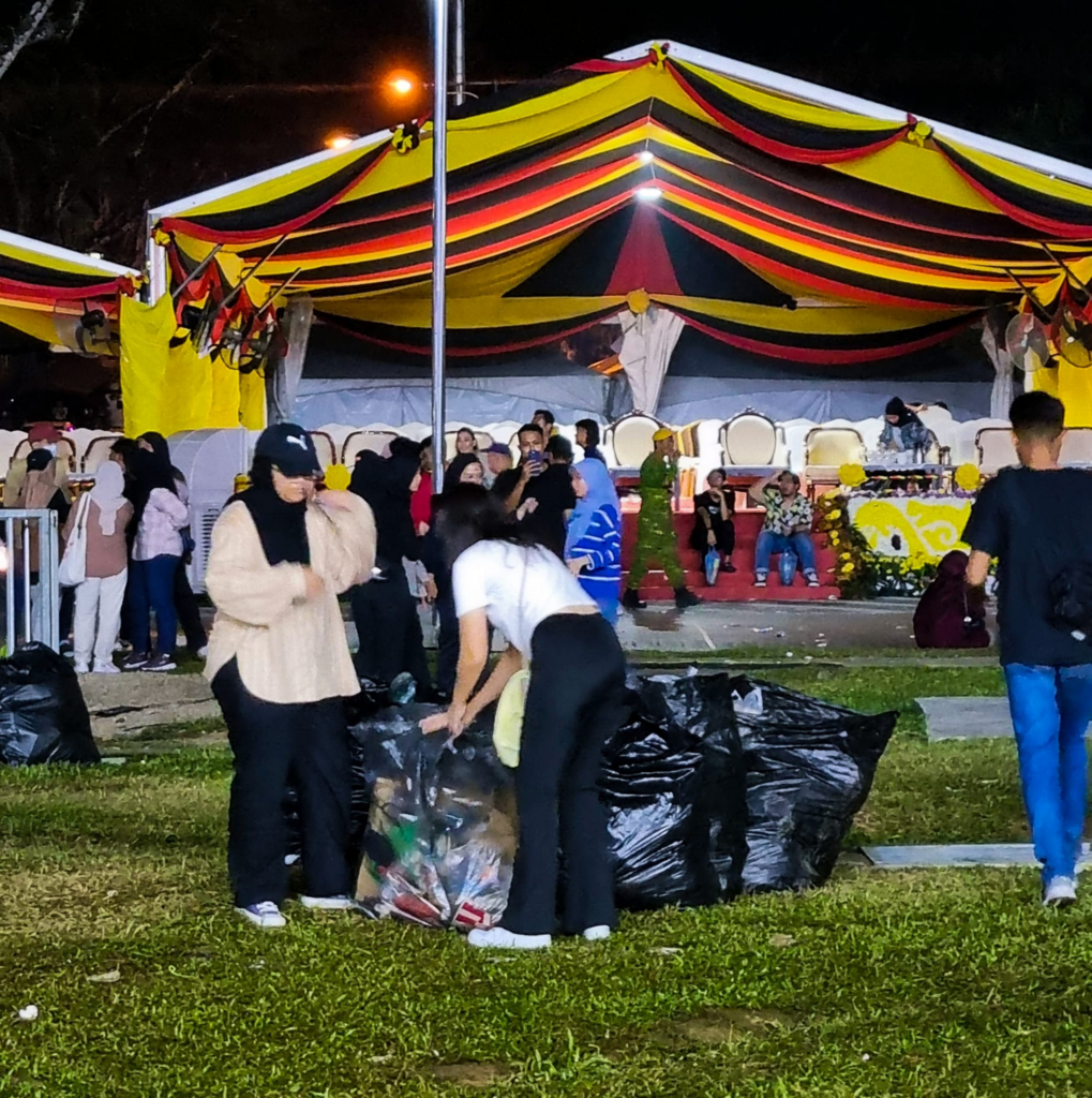 Volunteer Kutip Sampah Selepas Konsert Warga Sarawak Dapat Pujian