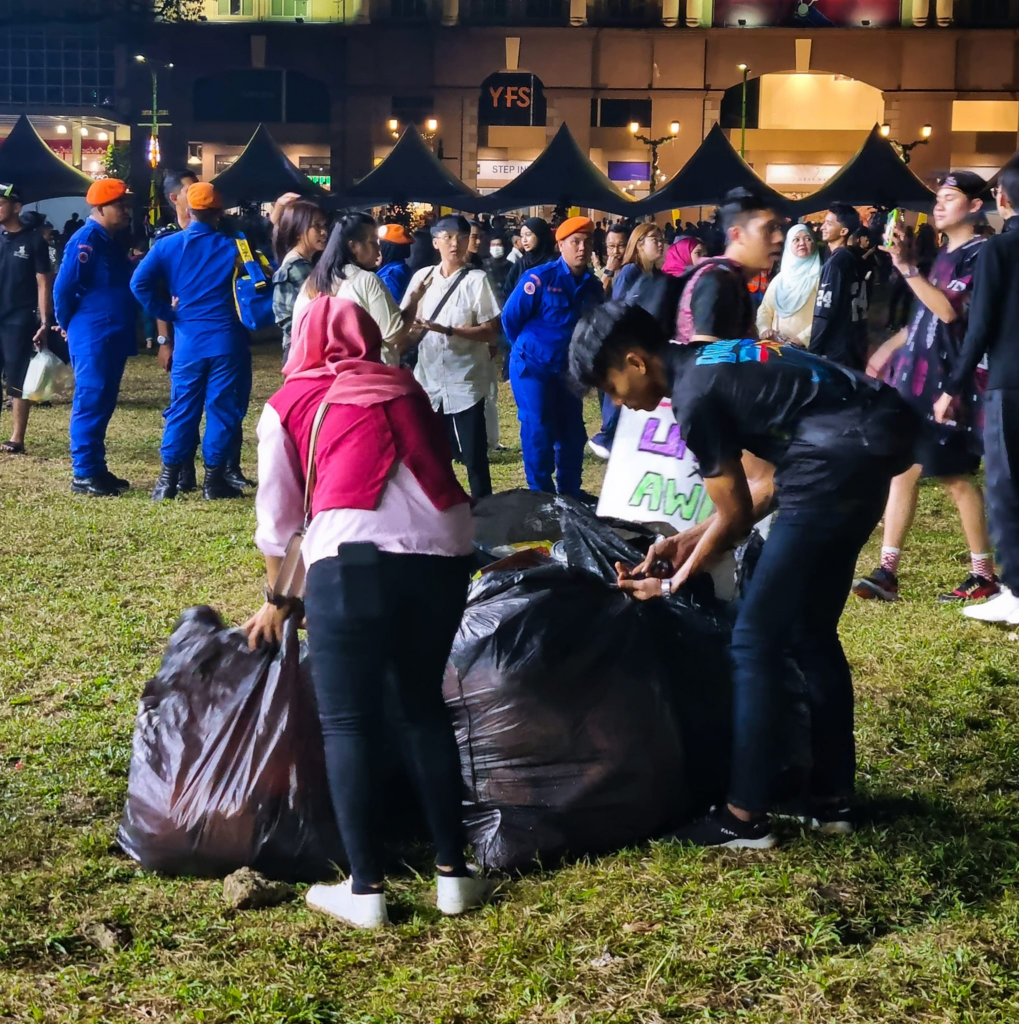 Volunteer Kutip Sampah Selepas Konsert Warga Sarawak Dapat Pujian