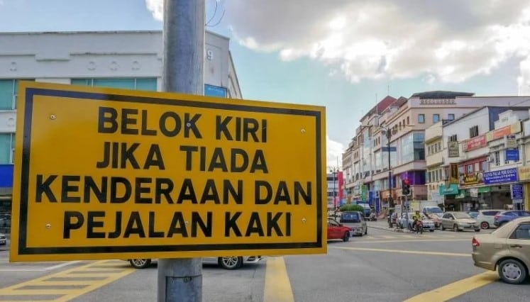 Kuching Bandar Pertama Di Malaysia Guna Papan Tanda Belok Kiri Jika