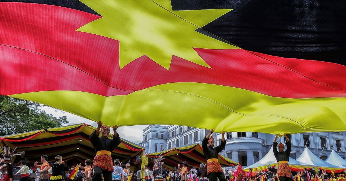 Abang Jo Rasmi Umum Bendera Sarawak Kini Dikenali Sebagai Ibu Pertiwi