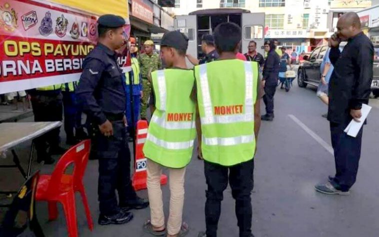 Jadi 'Monyet' Jika Buang Sampah Merata Rata Di Semporna