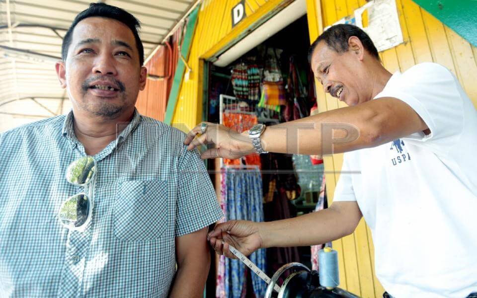 Guna Mesin Jahit Butterfly Saja Kenali Tukang Jahit Lelaki Di Pasar Filipina Kota Kinabalu 