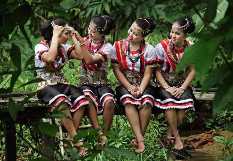 FAKTA MENARIK : Kenali Adat Dan Pantang Larang Kaum Bidayuh