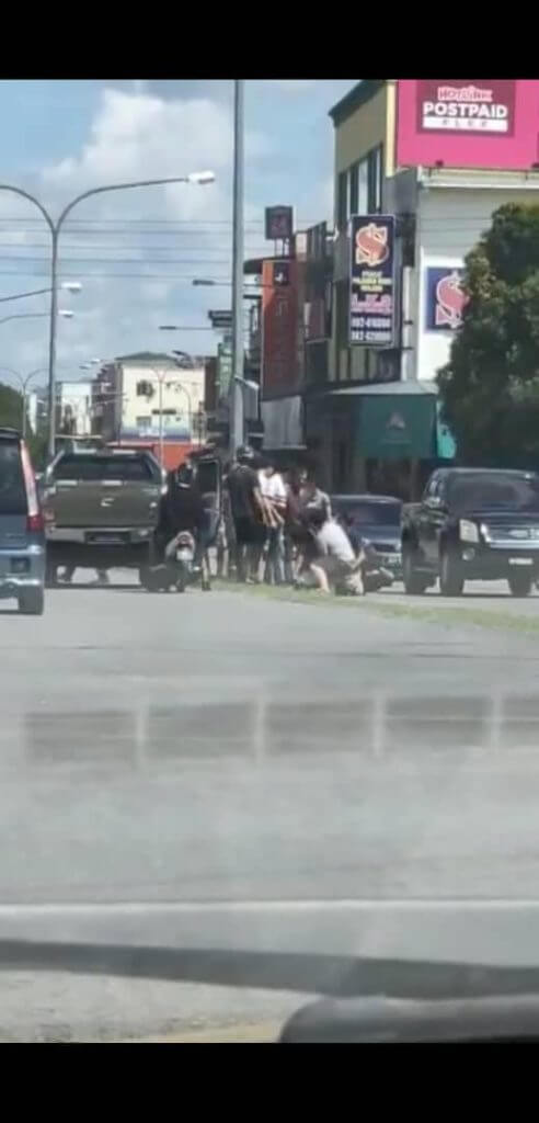 Kantoi Merompak Kedai Emas Lelaki Ini Dibelasah Oleh Orang Awam Di Batu 7