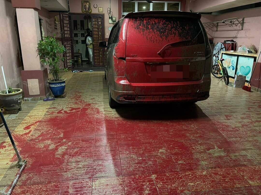 Simbah Cat Merah  Pada Rumah Dan Kereta Peminjam 3 