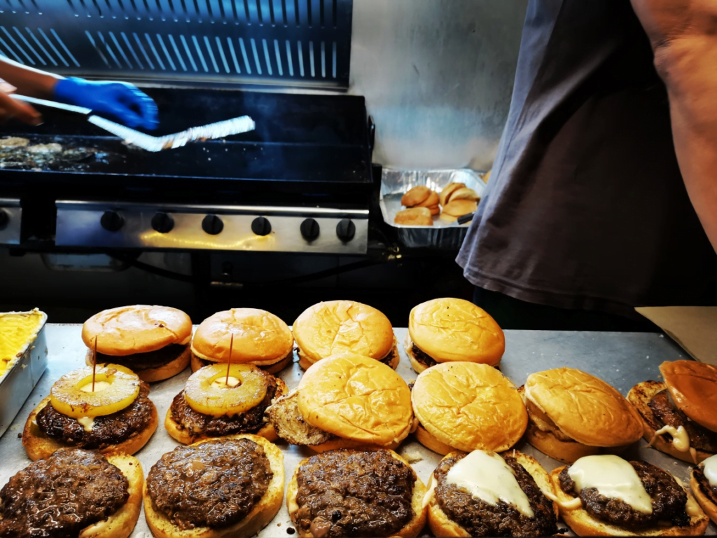 Buka Cawangan Baru, Takeaways Burger Bagi 100 Beef Cheese Burger ...