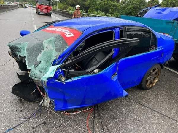 Kereta Terputus Dua Anggota Polis Maut Terlibat Dalam Kemalangan Ngeri Di Jalan Serian